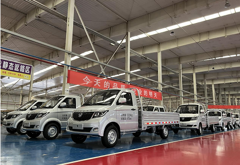 伟德国际1946斑马低地板车型批量下线