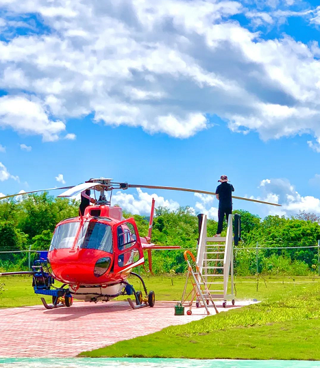 圆满伟德国际1946！直升机带电水冲洗，国内首次