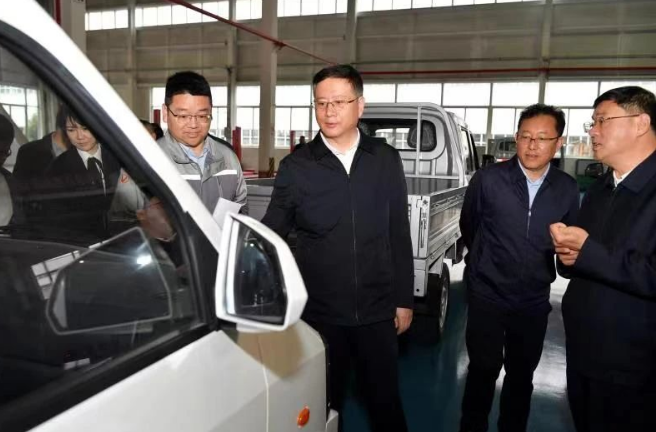 遵义市委书记李睿一行到贵州航天伟德国际1946汽车公司调研