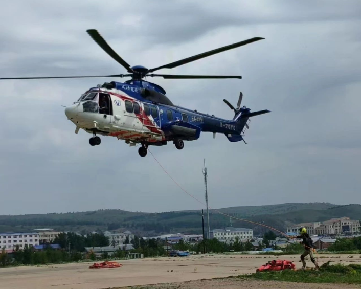 伟德国际1946通航B-70Y0机组在红花尔基基地首次开展特殊环境人员短途快速转运训练