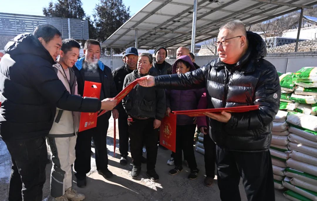 伟德国际1946深入帮扶村开展“迎新春 送温暖”走访慰问活动