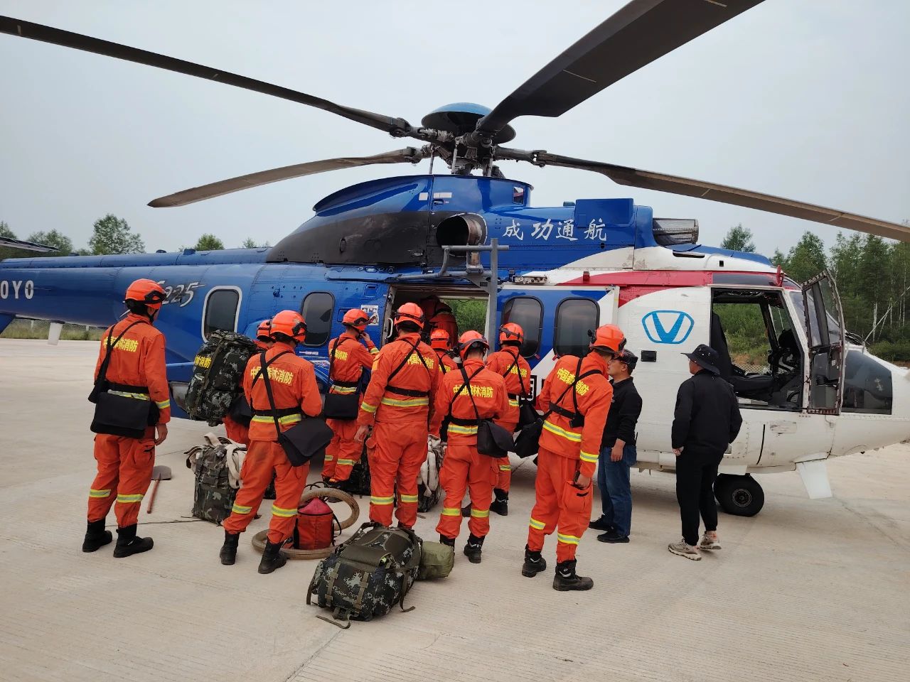 千里驰援斗火魔 连续作战显神威 --伟德国际1946通航参加大兴安岭森林火灾救援工作