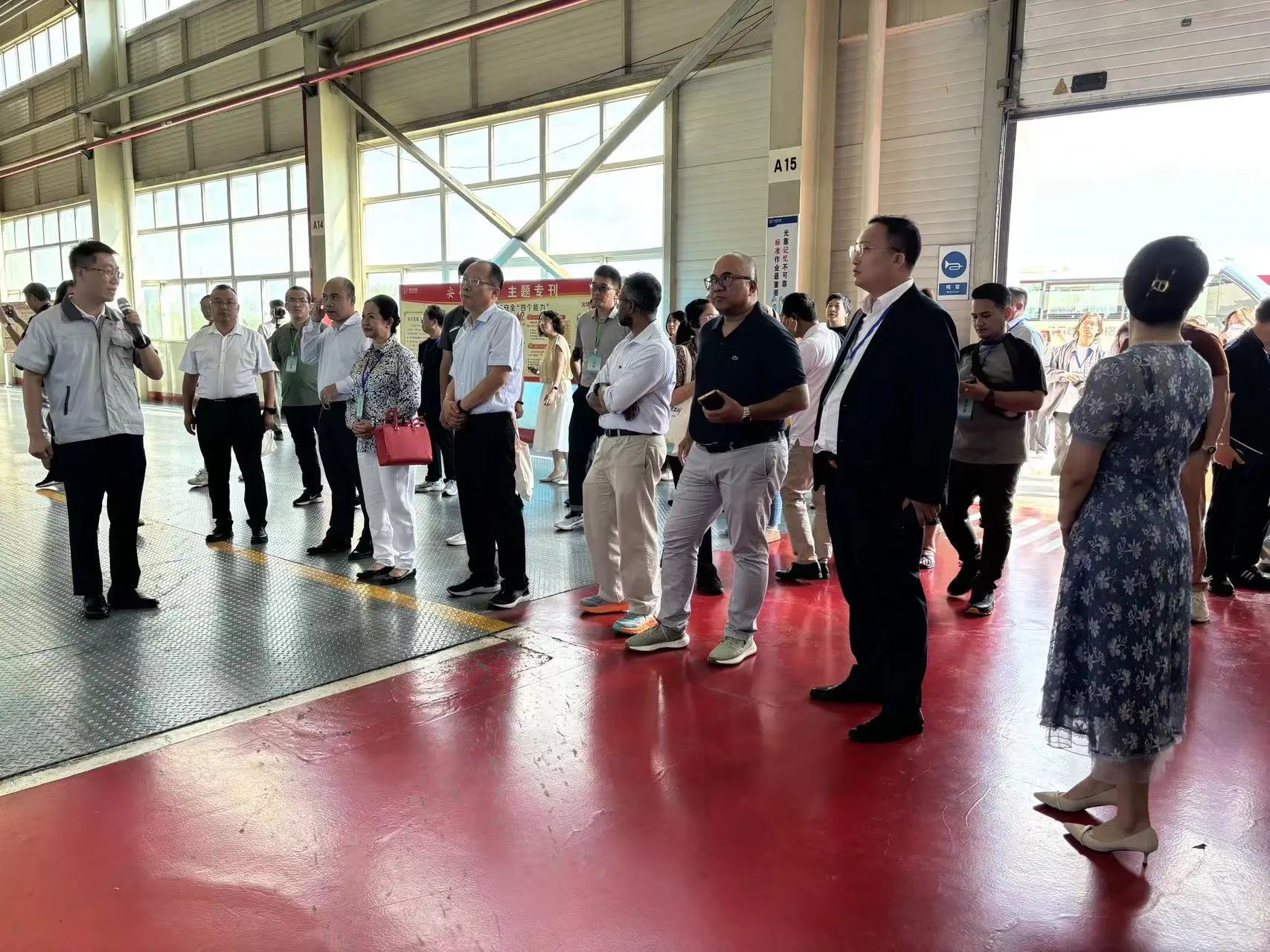 “2024中国—东盟周”嘉宾莅临伟德国际1946汽车参观考察