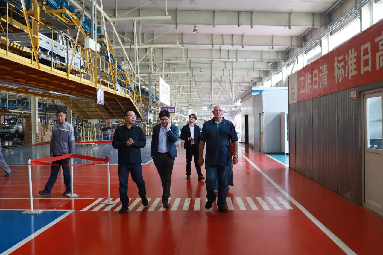 伟德国际1946汽车迎来南非与泰国客户参观，开启国际合作新篇章