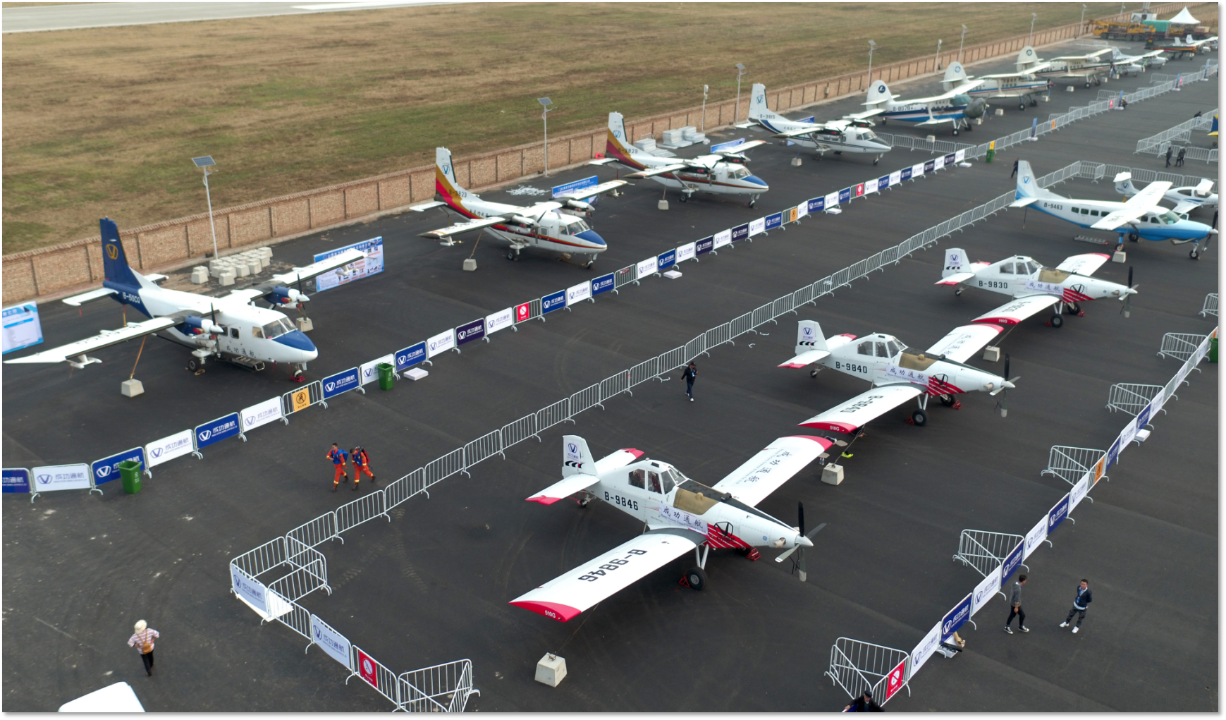 伟德国际1946通航各类机型整装待发.png
