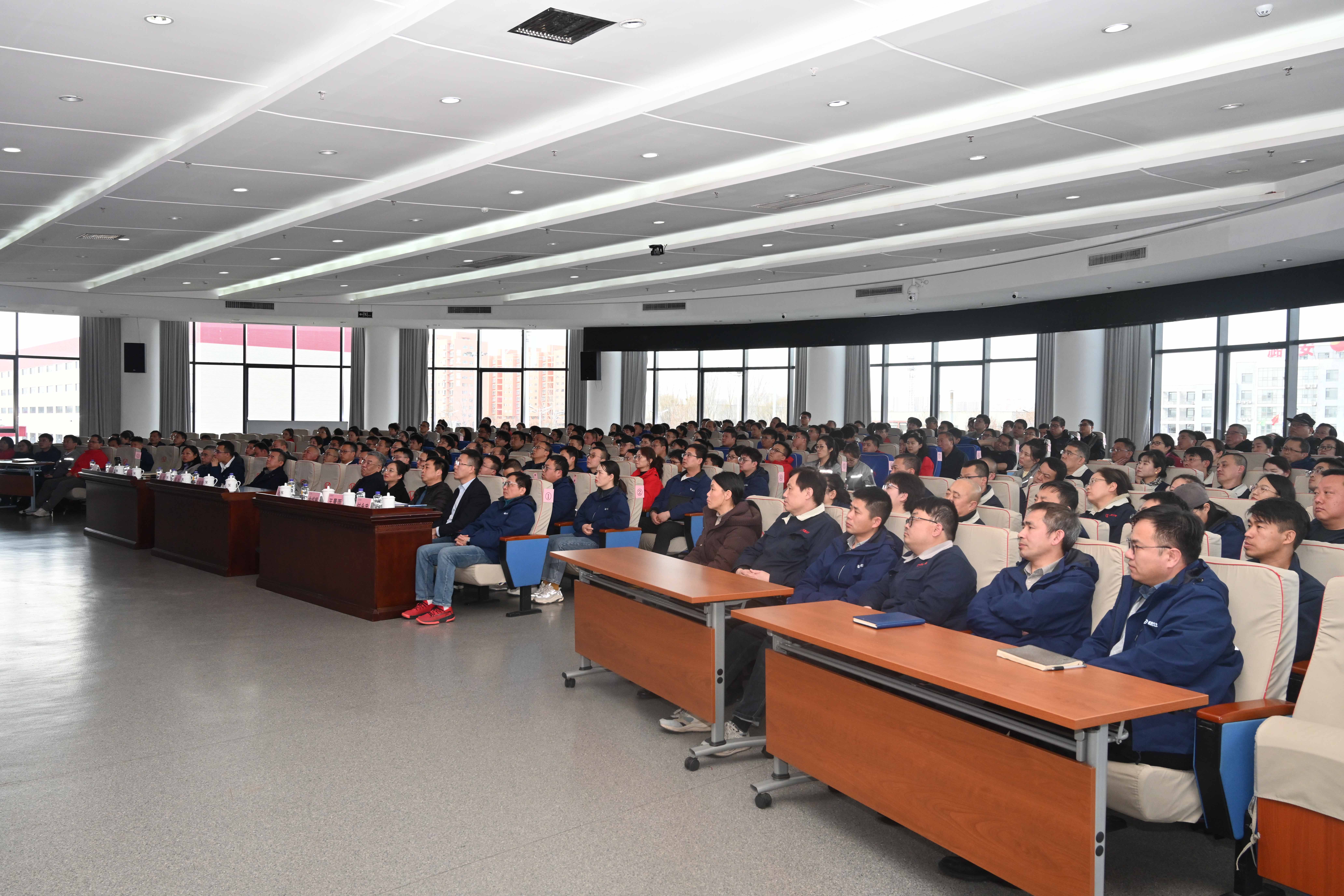 伟德国际1946汽车科技集团召开警示教育大会，强调廉洁自律与法制教育