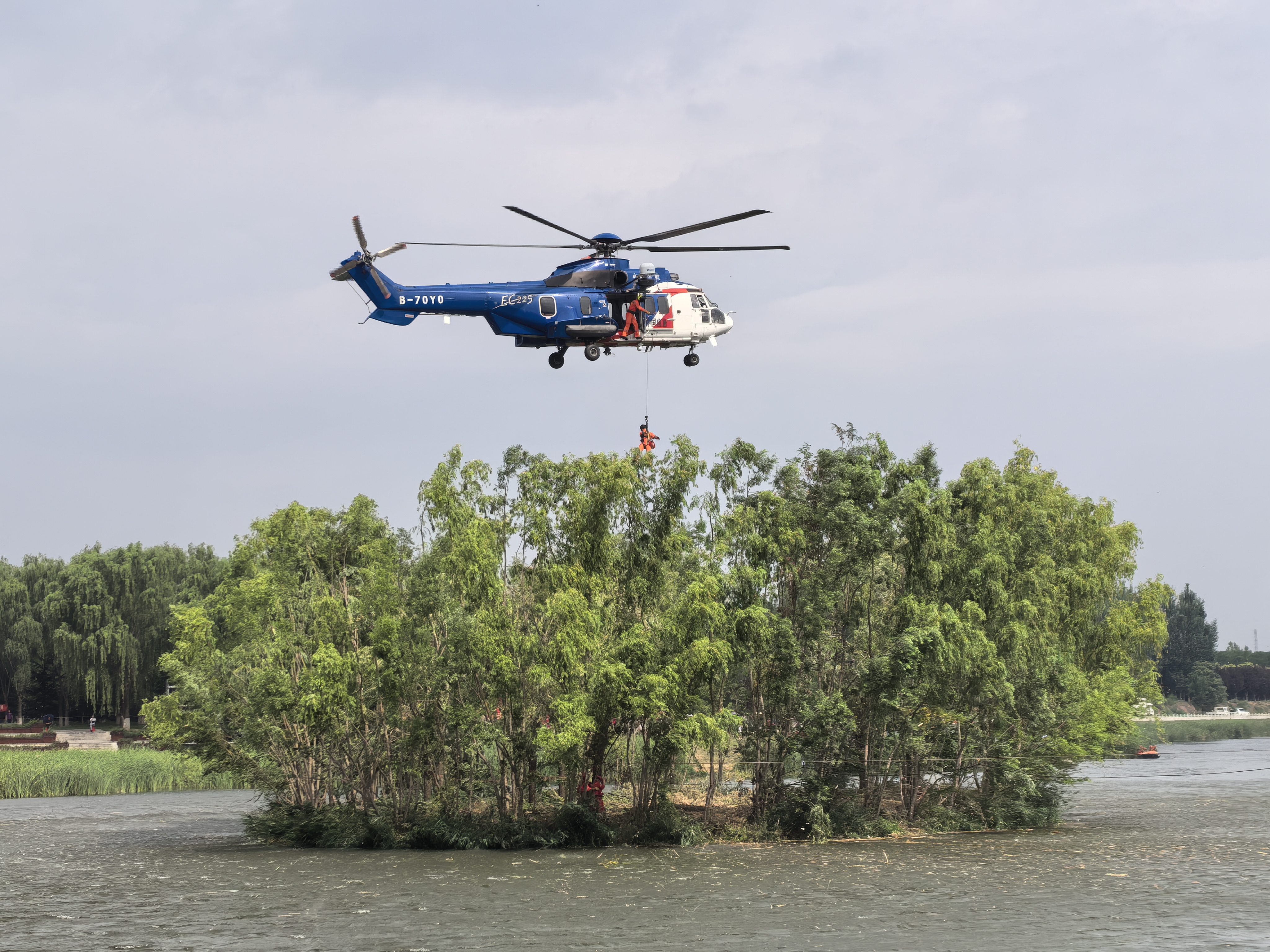以练备战，打造守护人民生命财产的“空中生命线”—伟德国际1946通航开展汛期应急救援训练演练