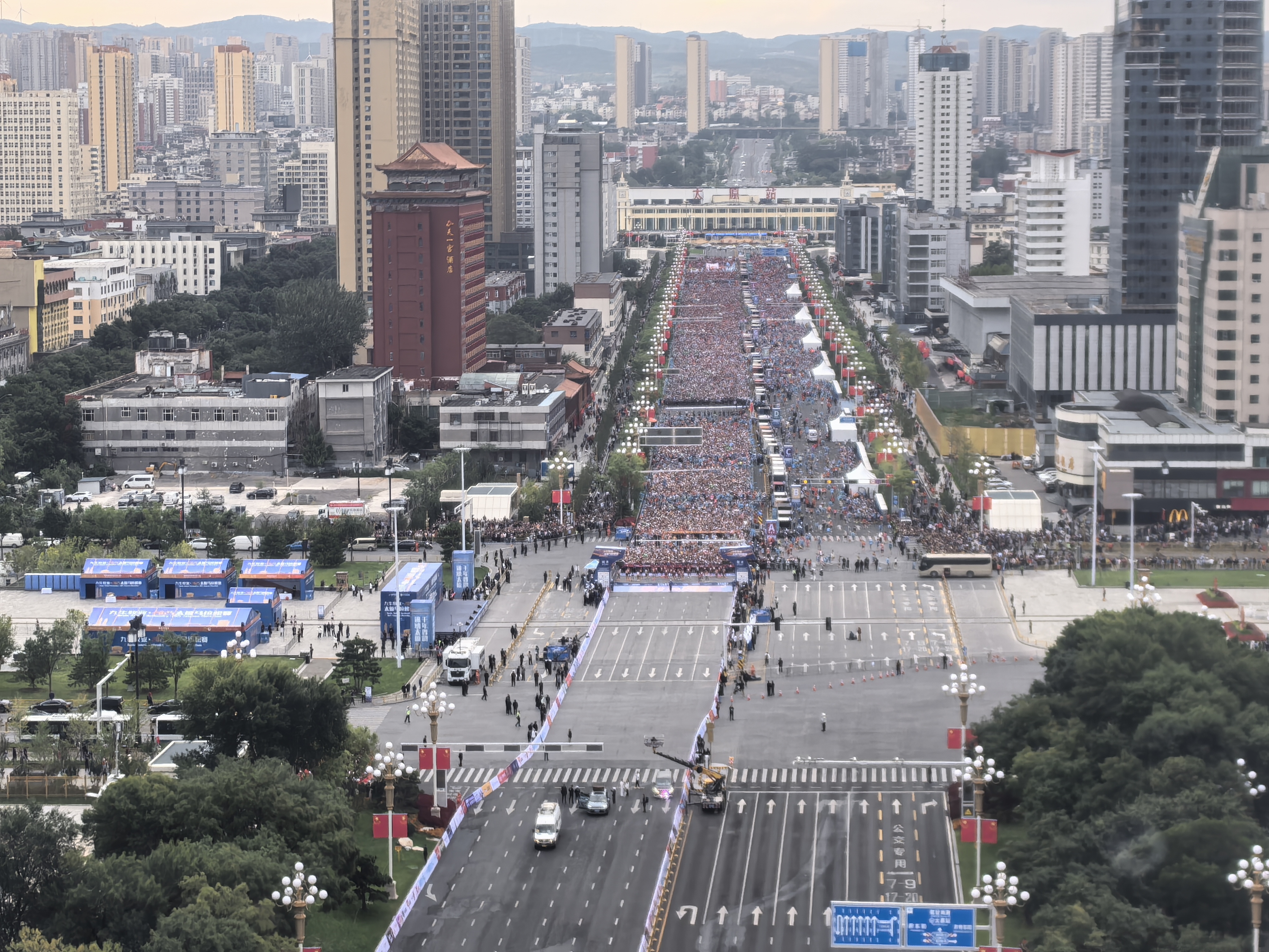 伟德国际1946航拍锦绣龙城，“小松鼠”蓝天展太马盛况