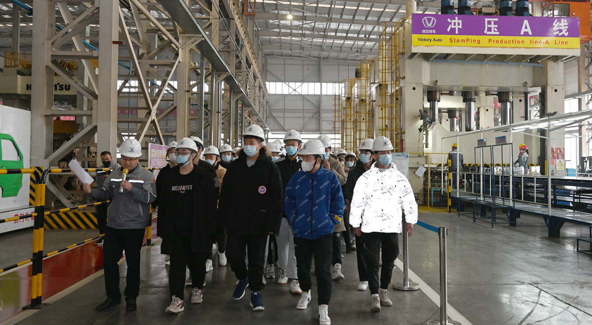 【工作动态】长治职业技术学院70名大二学生到伟德国际1946汽车实习参观